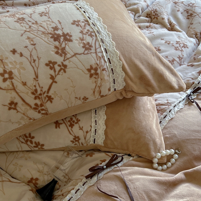 91家纺网 家纺一手货源 找家纺 昊川家纺 2025新款牛奶绒雕花绒轻奢花边蝴蝶结拼接款四件套 浮影-咖