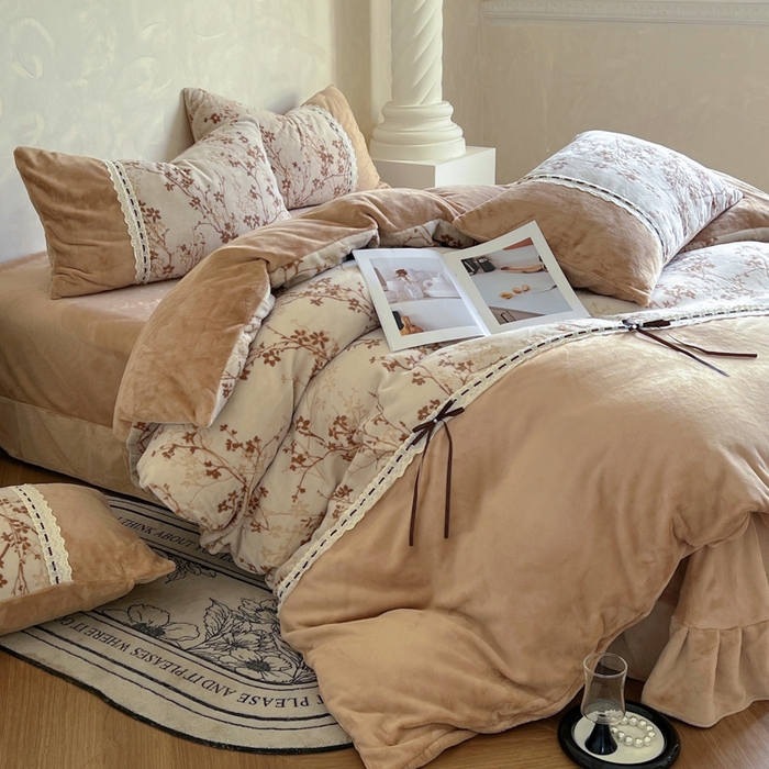 91家纺网 家纺一手货源 找家纺 昊川家纺 2025新款牛奶绒雕花绒轻奢花边蝴蝶结拼接款四件套 浮影-咖