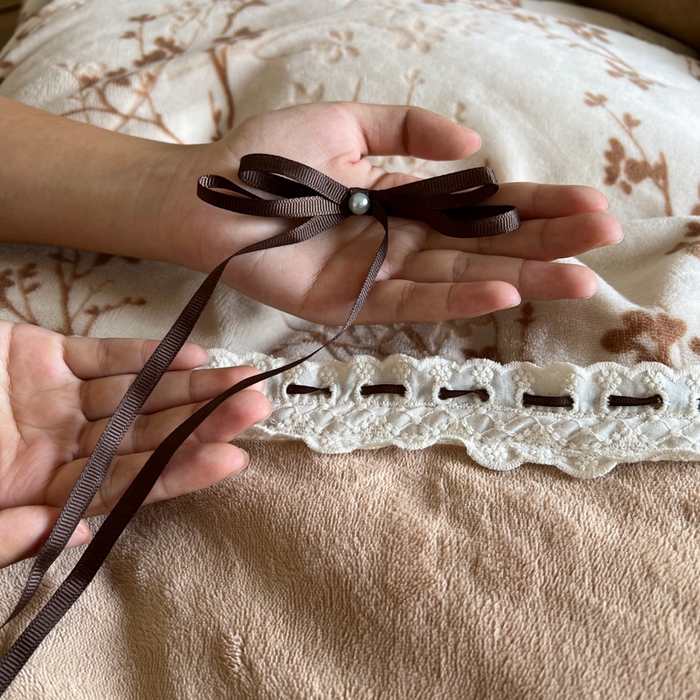 91家纺网 家纺一手货源 找家纺 昊川家纺 2025新款牛奶绒雕花绒轻奢花边蝴蝶结拼接款四件套 浮影-咖