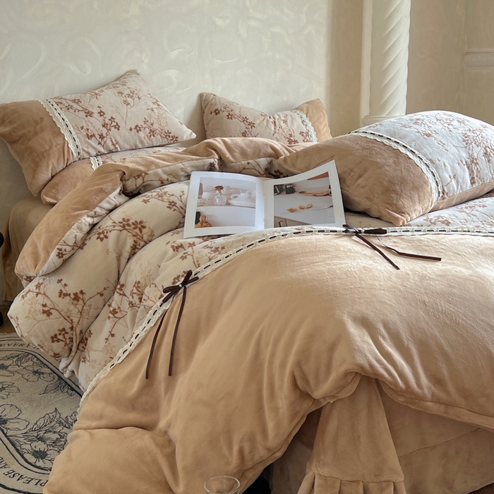 91家纺网 家纺一手货源 找家纺 昊川家纺 2025新款牛奶绒雕花绒轻奢花边蝴蝶结拼接款四件套 浮影-咖