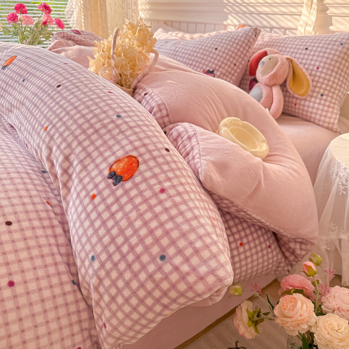 91家纺网 家纺一手货源 找家纺 韩巢家纺 2025新款高克重印花牛奶绒床品四件套 彩色草莓