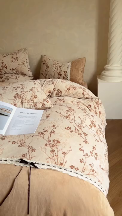 91家纺网 家纺一手货源 找家纺 昊川家纺 2025新款牛奶绒雕花绒轻奢花边蝴蝶结拼接款四件套 浮影-咖