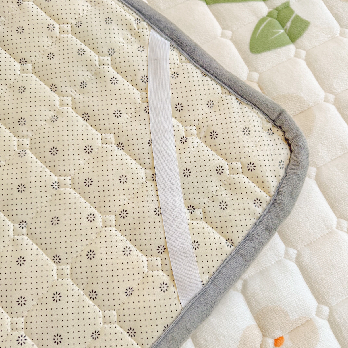 91家纺网 家纺一手货源 找家纺 雅萱家纺 2025新款牛奶绒夹棉印花床垫大床图 绒床垫-花暖香风黄色