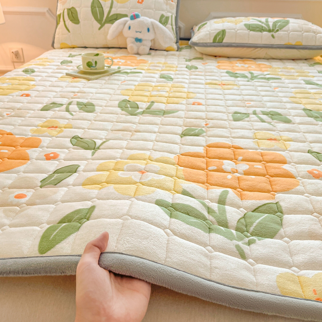 雅萱家纺 2025新款牛奶绒夹棉印花床垫大床图 绒床垫-花暖香风黄色