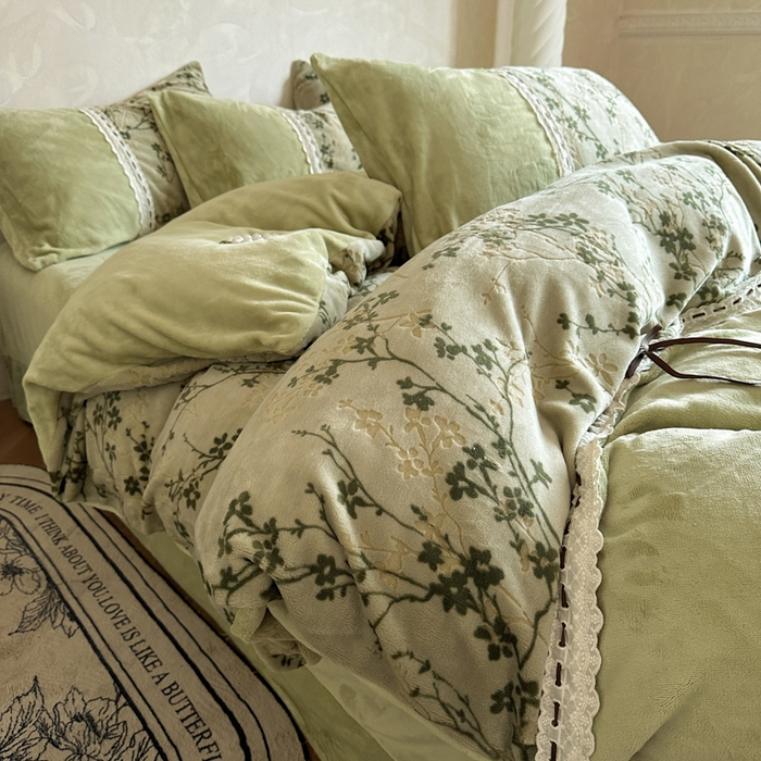 91家纺网 家纺一手货源 找家纺 昊川家纺 2025新款牛奶绒雕花绒轻奢花边蝴蝶结拼接款四件套 浮影-绿