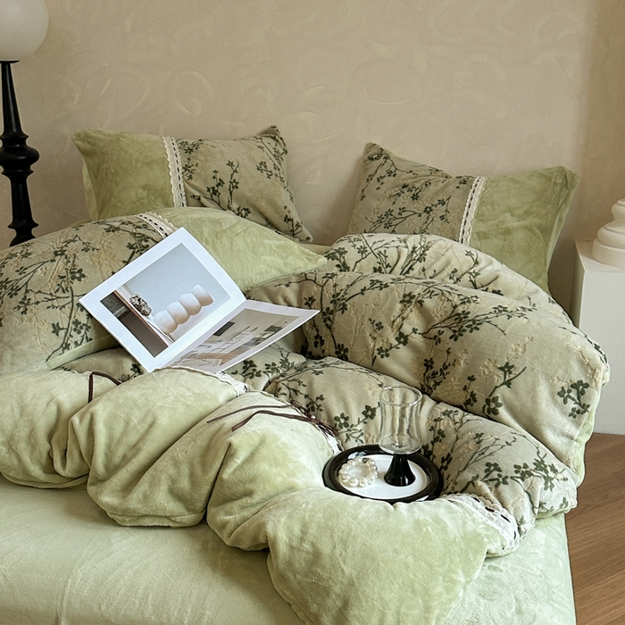 91家纺网 家纺一手货源 找家纺 昊川家纺 2025新款牛奶绒雕花绒轻奢花边蝴蝶结拼接款四件套 浮影-绿