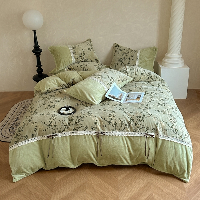 91家纺网 家纺一手货源 找家纺 昊川家纺 2025新款牛奶绒雕花绒轻奢花边蝴蝶结拼接款四件套 浮影-绿