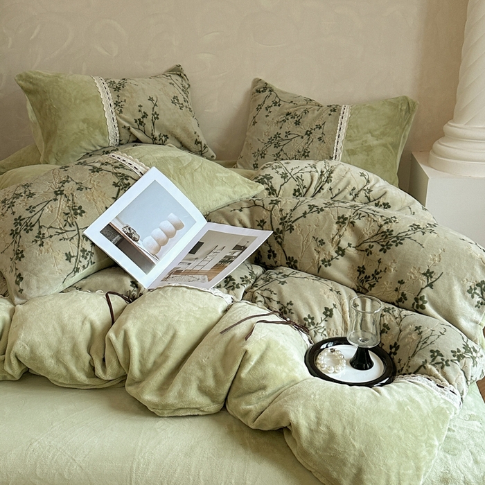 91家纺网 家纺一手货源 找家纺 昊川家纺 2025新款牛奶绒雕花绒轻奢花边蝴蝶结拼接款四件套 浮影-绿