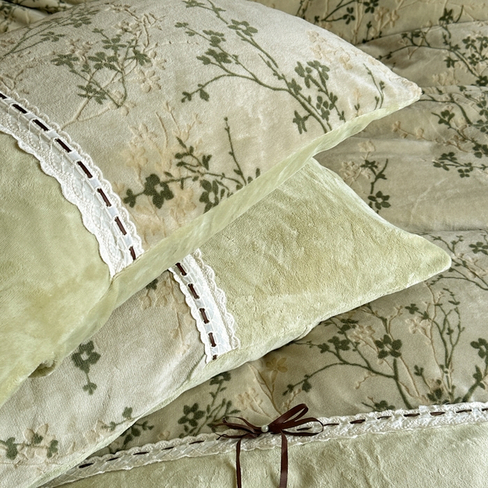 91家纺网 家纺一手货源 找家纺 昊川家纺 2025新款牛奶绒雕花绒轻奢花边蝴蝶结拼接款四件套 浮影-绿