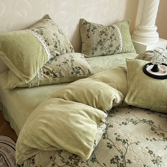 91家纺网 家纺一手货源 找家纺 昊川家纺 2025新款牛奶绒雕花绒轻奢花边蝴蝶结拼接款四件套 浮影-绿