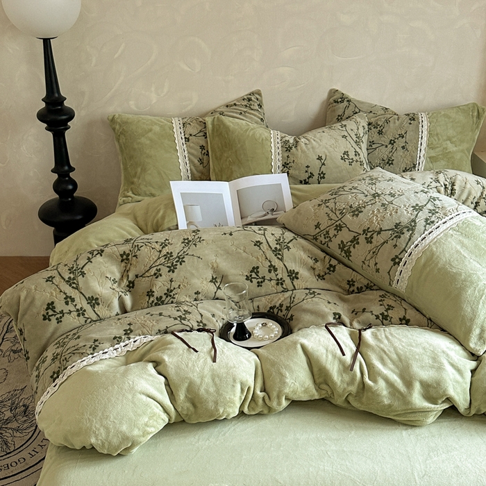 昊川家纺 2025新款牛奶绒雕花绒轻奢花边蝴蝶结拼接款四件套 浮影-绿