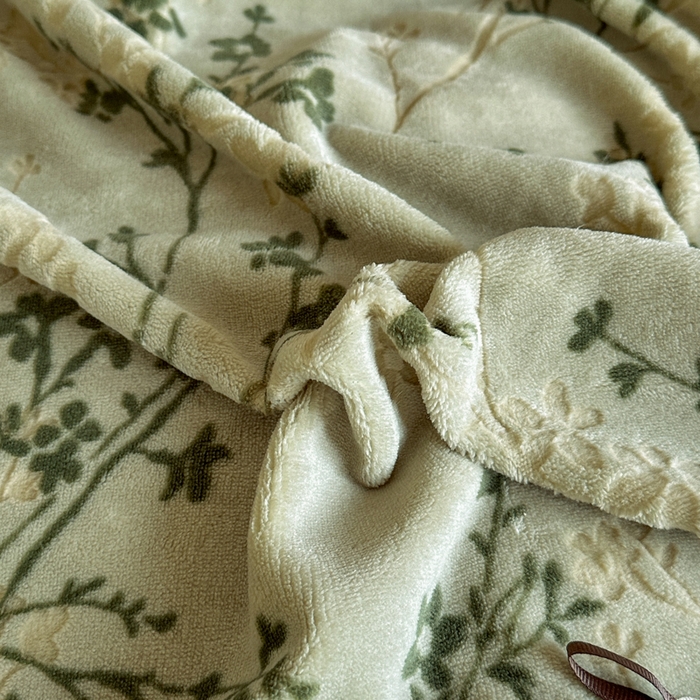 91家纺网 家纺一手货源 找家纺 昊川家纺 2025新款牛奶绒雕花绒轻奢花边蝴蝶结拼接款四件套 浮影-绿