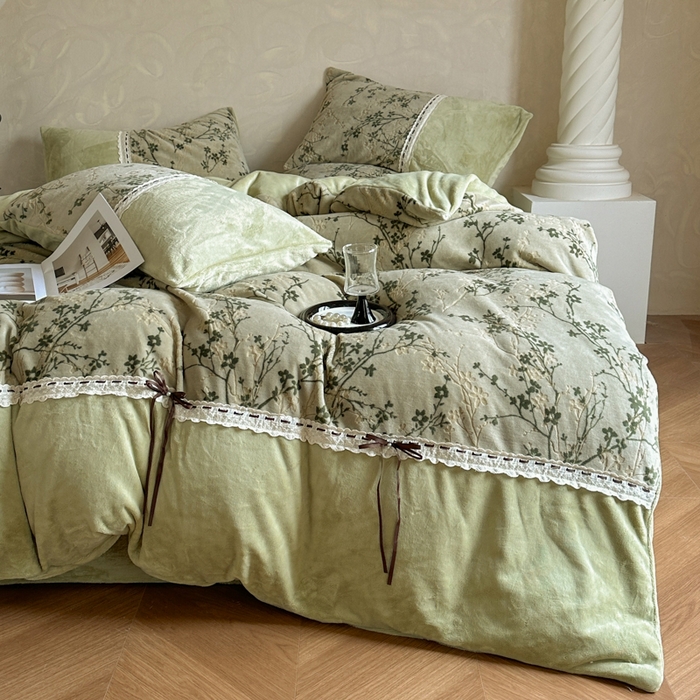 91家纺网 家纺一手货源 找家纺 昊川家纺 2025新款牛奶绒雕花绒轻奢花边蝴蝶结拼接款四件套 浮影-绿