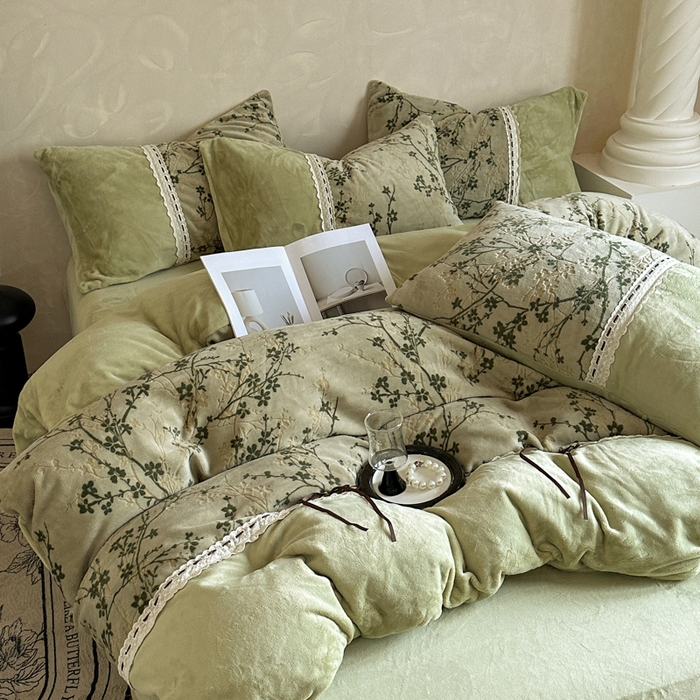 91家纺网 家纺一手货源 找家纺 昊川家纺 2025新款牛奶绒雕花绒轻奢花边蝴蝶结拼接款四件套 浮影-绿