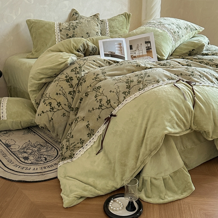 91家纺网 家纺一手货源 找家纺 昊川家纺 2025新款牛奶绒雕花绒轻奢花边蝴蝶结拼接款四件套 浮影-绿