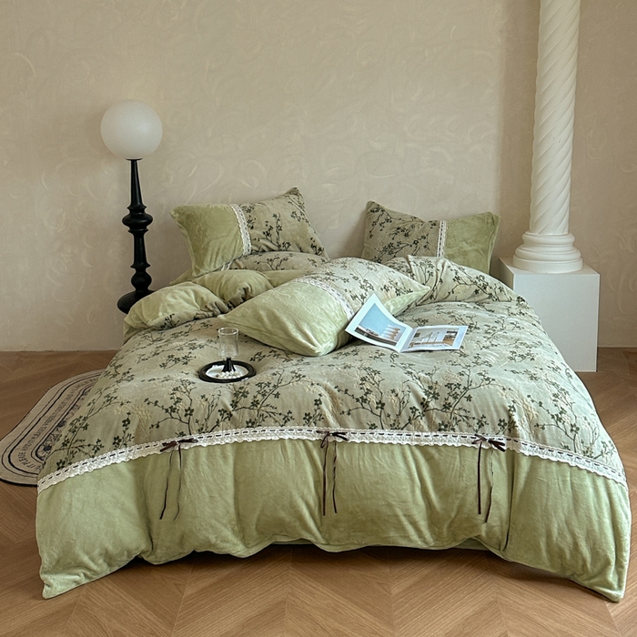91家纺网 家纺一手货源 找家纺 昊川家纺 2025新款牛奶绒雕花绒轻奢花边蝴蝶结拼接款四件套 浮影-绿