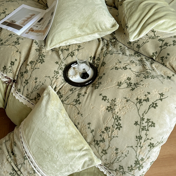 91家纺网 家纺一手货源 找家纺 昊川家纺 2025新款牛奶绒雕花绒轻奢花边蝴蝶结拼接款四件套 浮影-绿