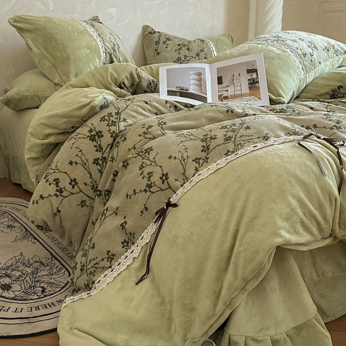 91家纺网 家纺一手货源 找家纺 昊川家纺 2025新款牛奶绒雕花绒轻奢花边蝴蝶结拼接款四件套 浮影-绿