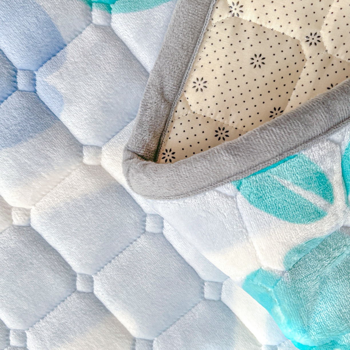 91家纺网 家纺一手货源 找家纺 雅萱家纺 2025新款牛奶绒夹棉印花床垫大床图 绒床垫-花簇甜憩蓝色