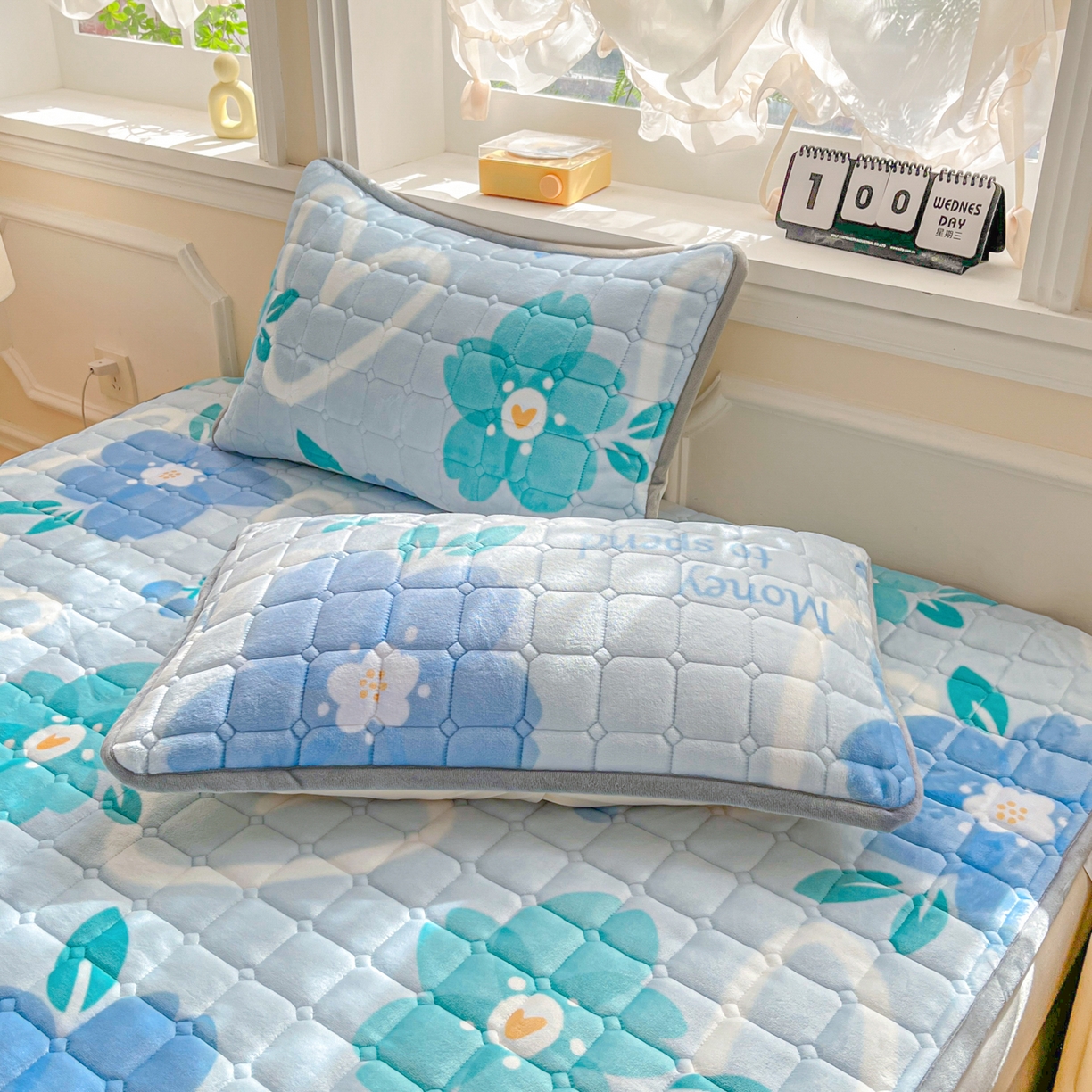 91家纺网 家纺一手货源 找家纺 雅萱家纺 2025新款牛奶绒夹棉印花床垫大床图 绒床垫-花簇甜憩蓝色