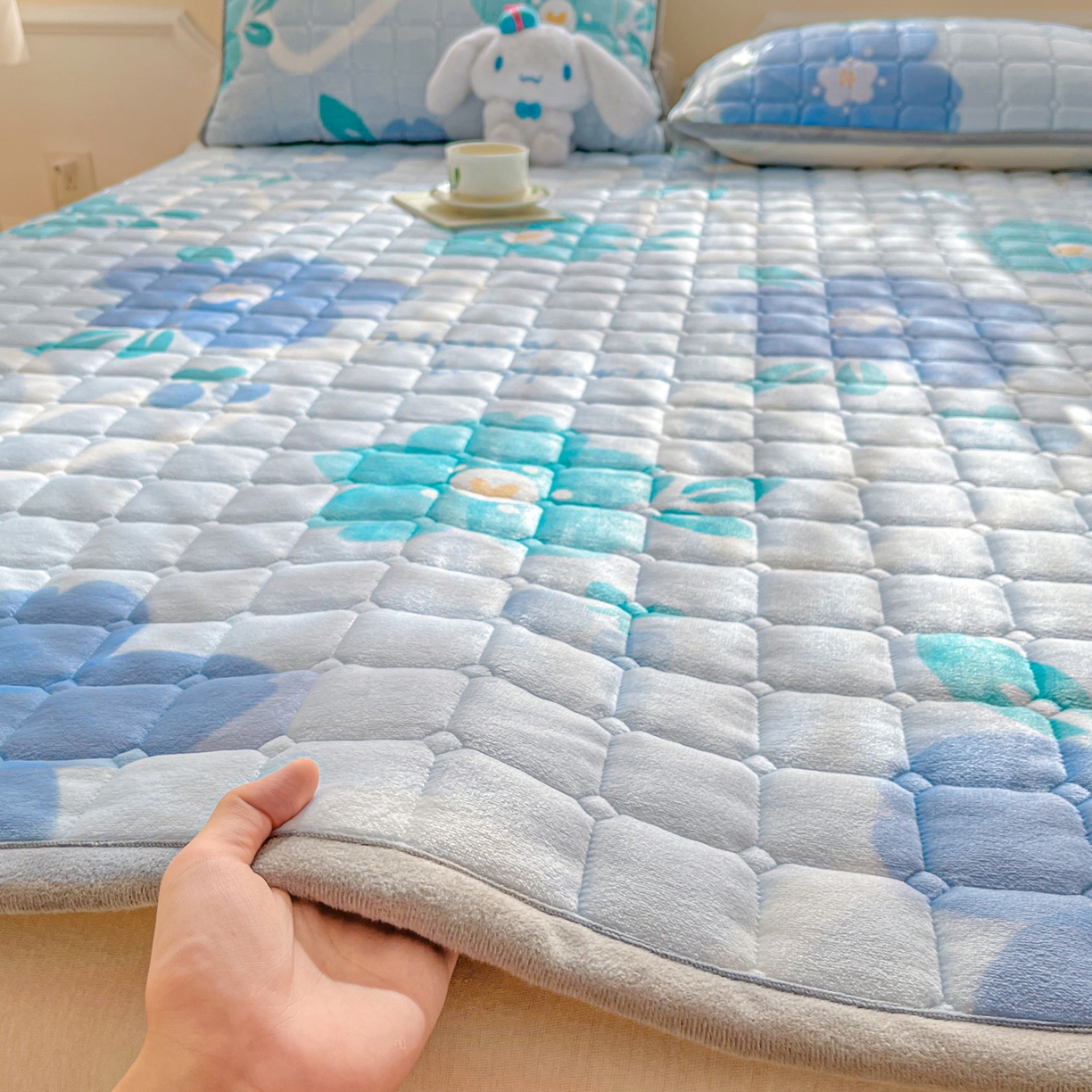 雅萱家纺 2025新款牛奶绒夹棉印花床垫大床图 绒床垫-花簇甜憩蓝色