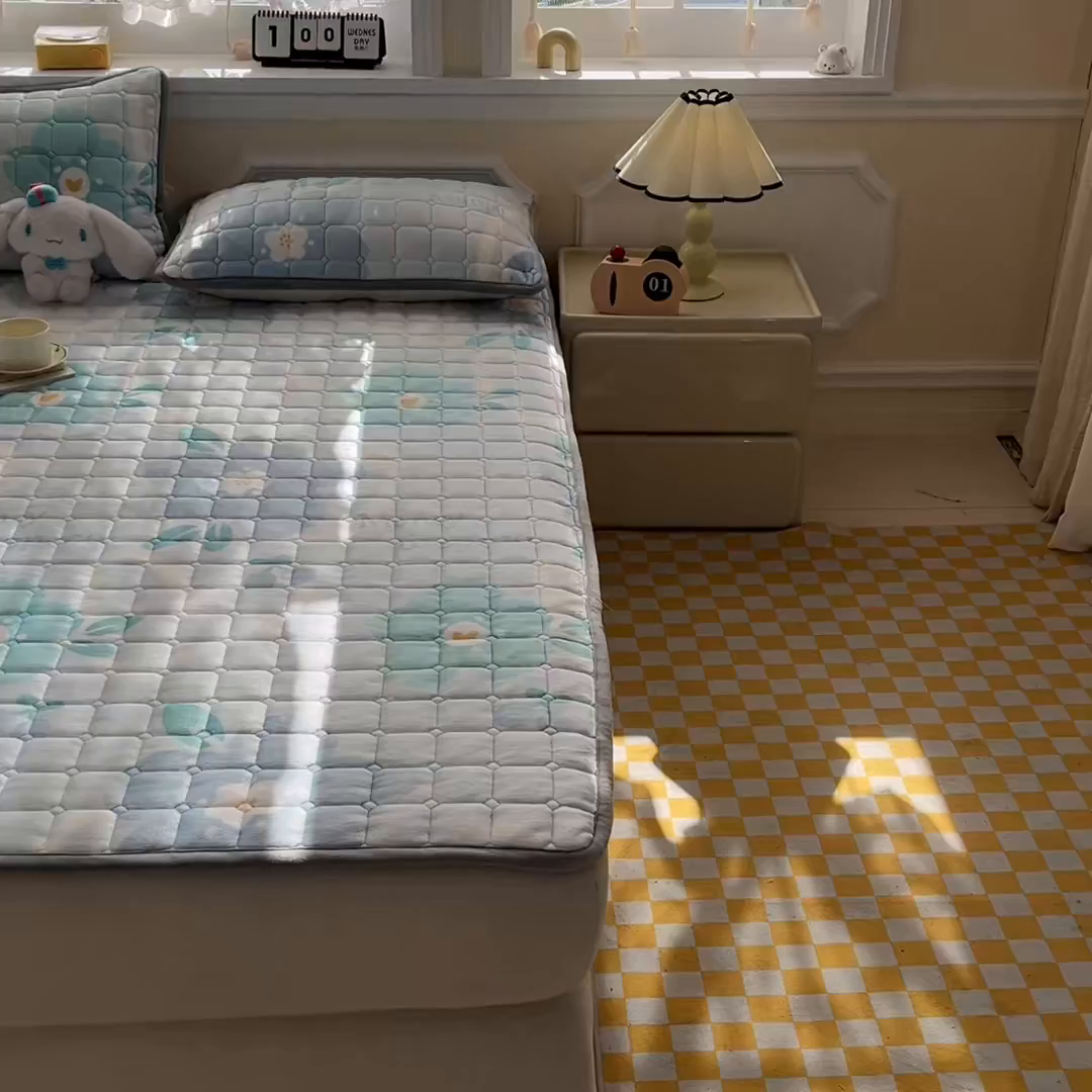 91家纺网 家纺一手货源 找家纺 雅萱家纺 2025新款牛奶绒夹棉印花床垫大床图 绒床垫-花簇甜憩蓝色