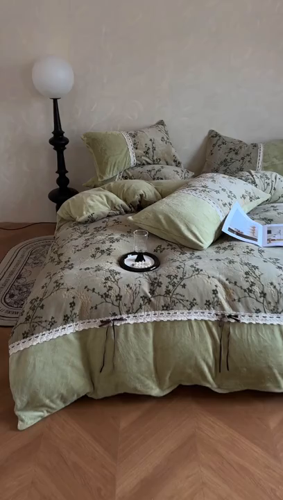 91家纺网 家纺一手货源 找家纺 昊川家纺 2025新款牛奶绒雕花绒轻奢花边蝴蝶结拼接款四件套 浮影-绿