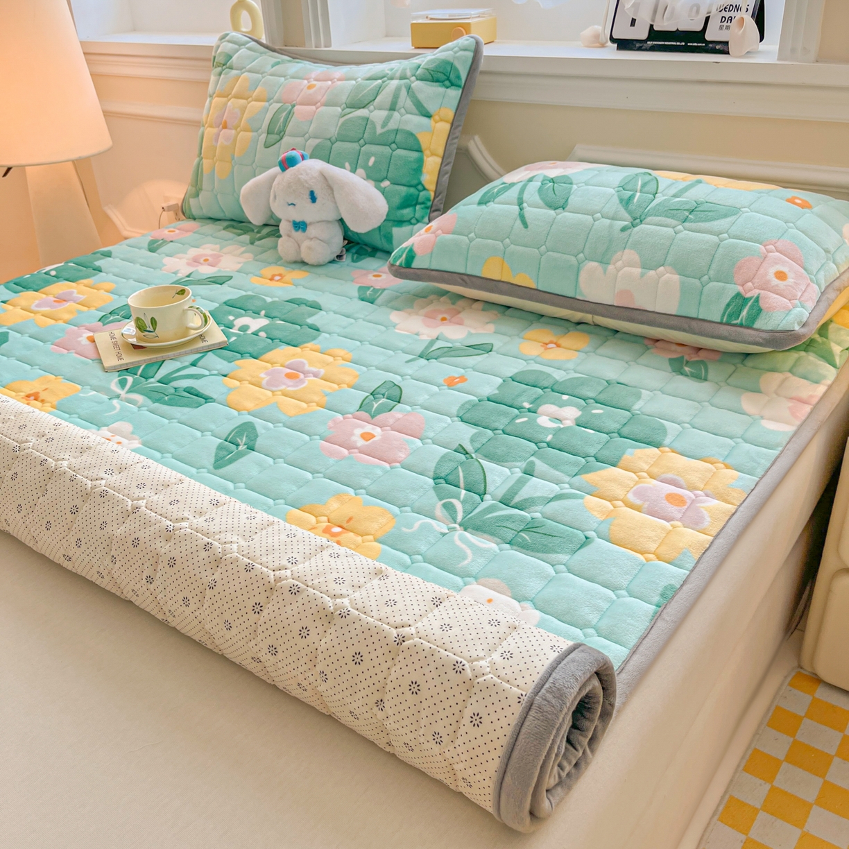 91家纺网 家纺一手货源 找家纺 雅萱家纺 2025新款牛奶绒夹棉印花床垫大床图 绒床垫-花暖香风绿色