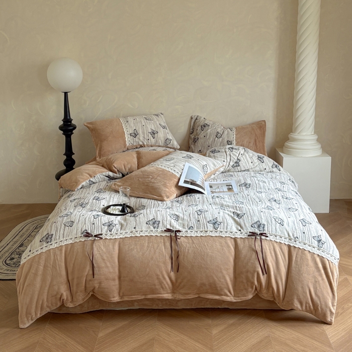 91家纺网 家纺一手货源 找家纺 昊川家纺 2025新款牛奶绒雕花绒轻奢花边蝴蝶结拼接款四件套 福蝶-咖