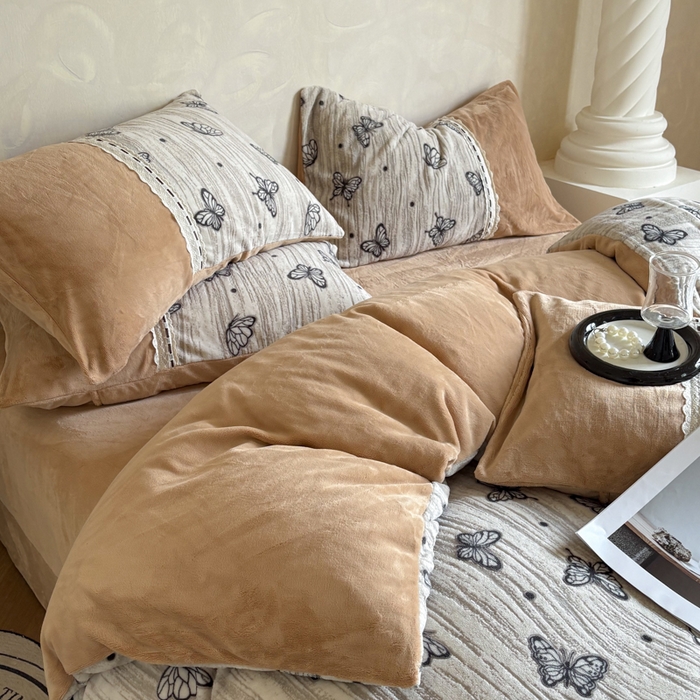 91家纺网 家纺一手货源 找家纺 昊川家纺 2025新款牛奶绒雕花绒轻奢花边蝴蝶结拼接款四件套 福蝶-咖