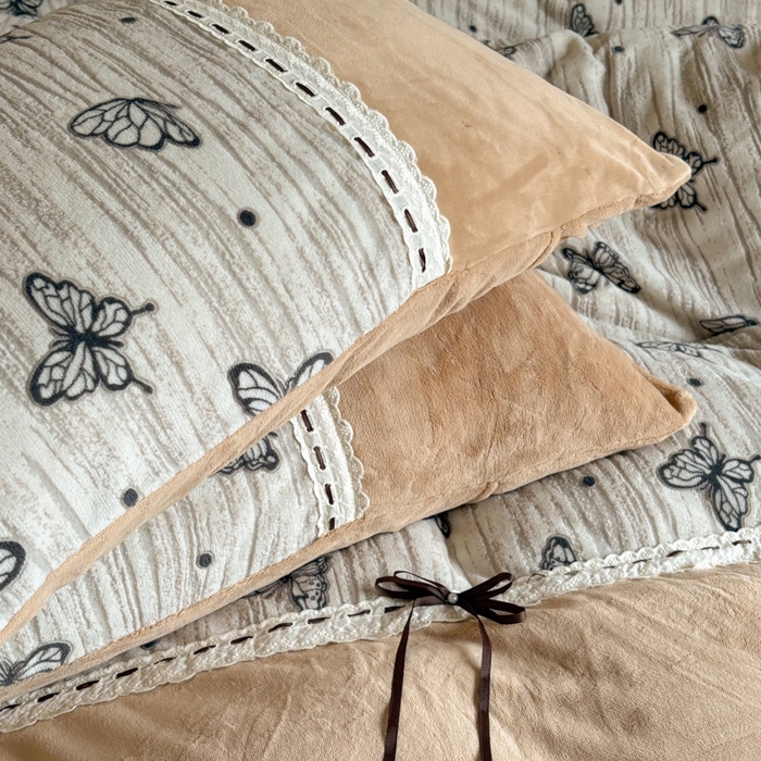 91家纺网 家纺一手货源 找家纺 昊川家纺 2025新款牛奶绒雕花绒轻奢花边蝴蝶结拼接款四件套 福蝶-咖