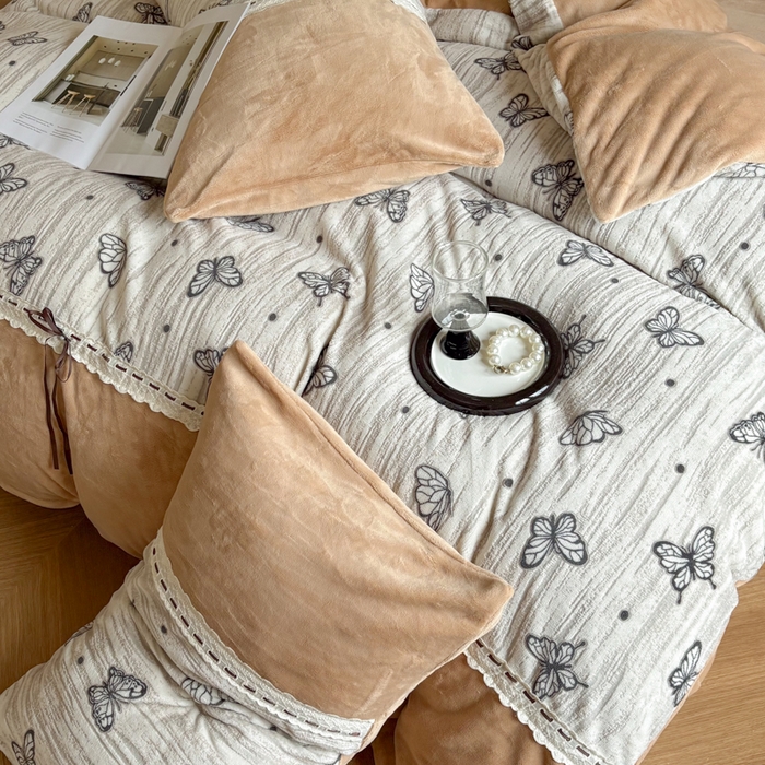 91家纺网 家纺一手货源 找家纺 昊川家纺 2025新款牛奶绒雕花绒轻奢花边蝴蝶结拼接款四件套 福蝶-咖