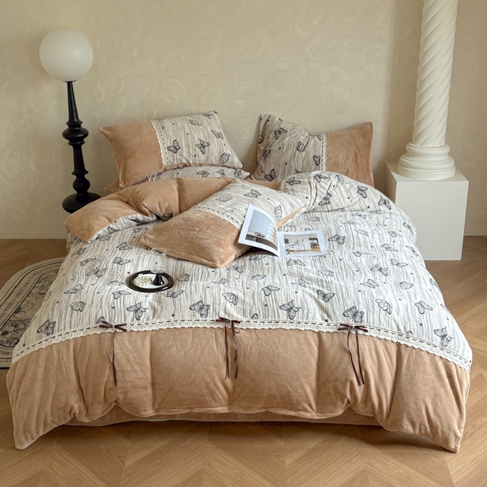 91家纺网 家纺一手货源 找家纺 昊川家纺 2025新款牛奶绒雕花绒轻奢花边蝴蝶结拼接款四件套 福蝶-咖