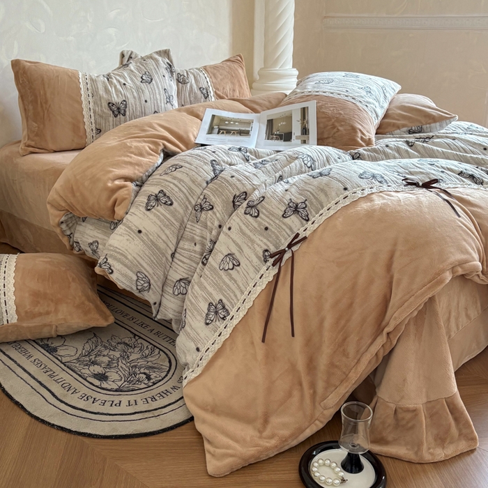 91家纺网 家纺一手货源 找家纺 昊川家纺 2025新款牛奶绒雕花绒轻奢花边蝴蝶结拼接款四件套 福蝶-咖