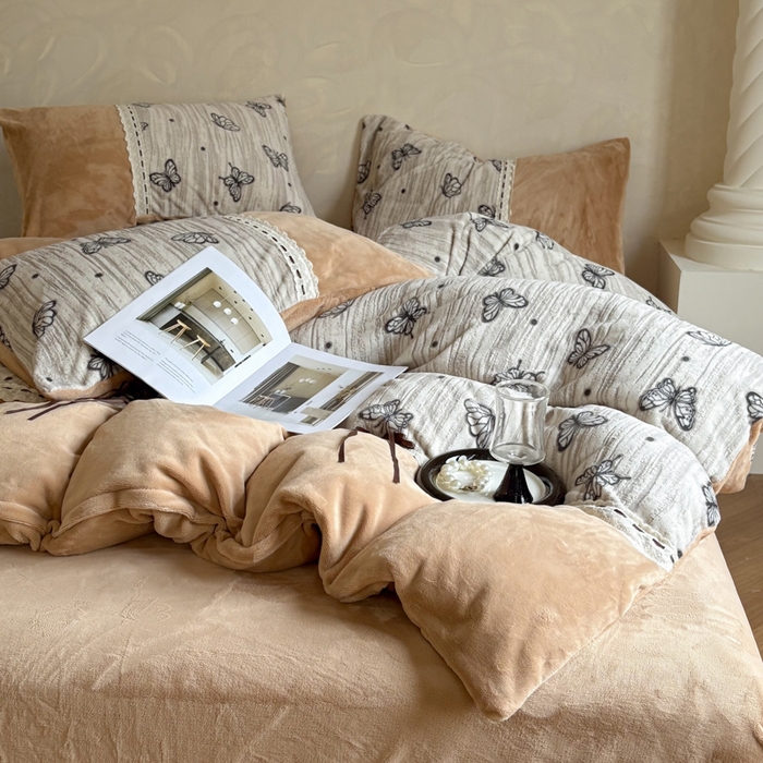 91家纺网 家纺一手货源 找家纺 昊川家纺 2025新款牛奶绒雕花绒轻奢花边蝴蝶结拼接款四件套 福蝶-咖