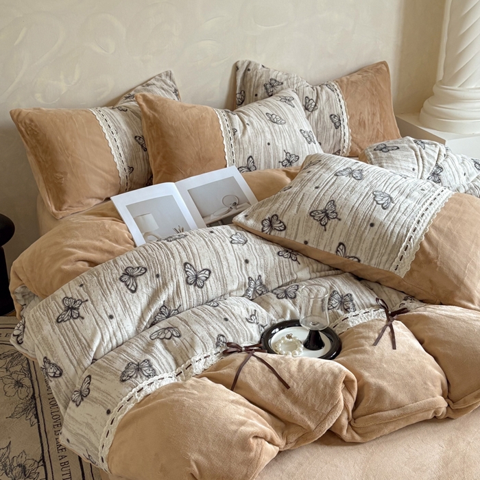 91家纺网 家纺一手货源 找家纺 昊川家纺 2025新款牛奶绒雕花绒轻奢花边蝴蝶结拼接款四件套 福蝶-咖