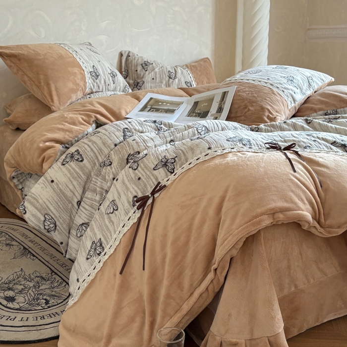 91家纺网 家纺一手货源 找家纺 昊川家纺 2025新款牛奶绒雕花绒轻奢花边蝴蝶结拼接款四件套 福蝶-咖