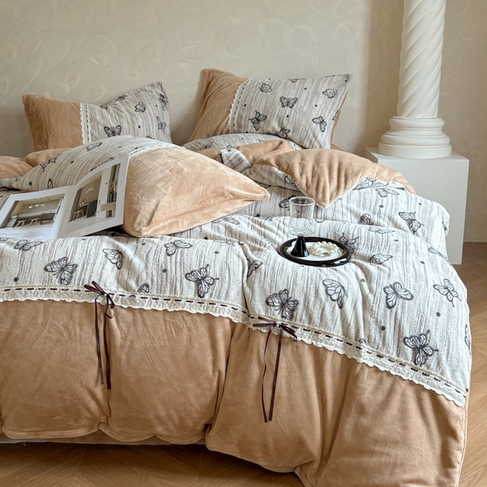 91家纺网 家纺一手货源 找家纺 昊川家纺 2025新款牛奶绒雕花绒轻奢花边蝴蝶结拼接款四件套 福蝶-咖