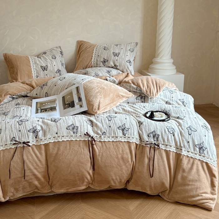 91家纺网 家纺一手货源 找家纺 昊川家纺 2025新款牛奶绒雕花绒轻奢花边蝴蝶结拼接款四件套 福蝶-咖