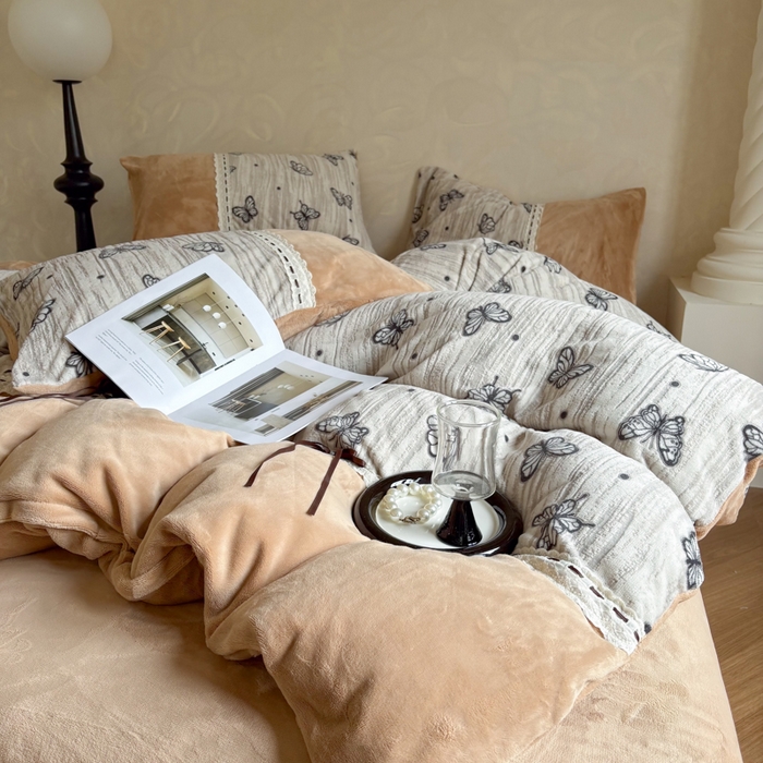 91家纺网 家纺一手货源 找家纺 昊川家纺 2025新款牛奶绒雕花绒轻奢花边蝴蝶结拼接款四件套 福蝶-咖