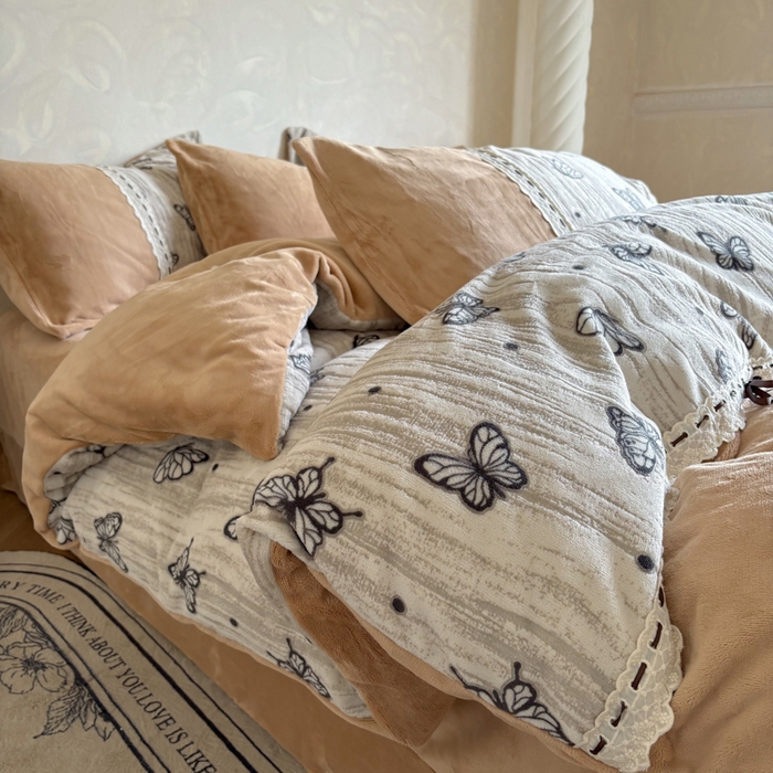 91家纺网 家纺一手货源 找家纺 昊川家纺 2025新款牛奶绒雕花绒轻奢花边蝴蝶结拼接款四件套 福蝶-咖