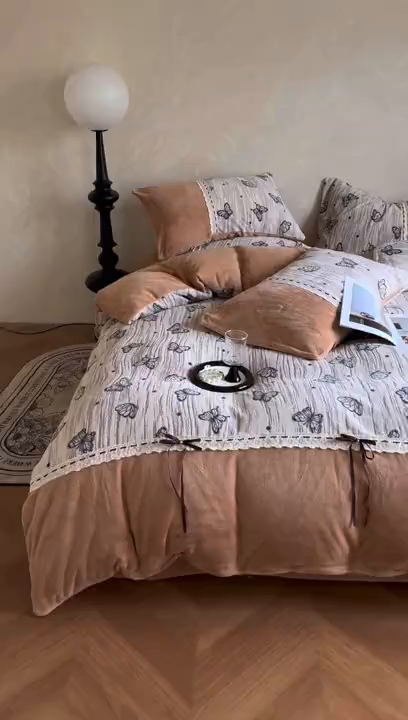 91家纺网 家纺一手货源 找家纺 昊川家纺 2025新款牛奶绒雕花绒轻奢花边蝴蝶结拼接款四件套 福蝶-咖