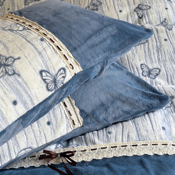 91家纺网 家纺一手货源 找家纺 昊川家纺 2025新款牛奶绒雕花绒轻奢花边蝴蝶结拼接款四件套 福蝶-蓝