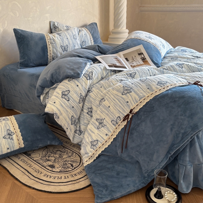 91家纺网 家纺一手货源 找家纺 昊川家纺 2025新款牛奶绒雕花绒轻奢花边蝴蝶结拼接款四件套 福蝶-蓝