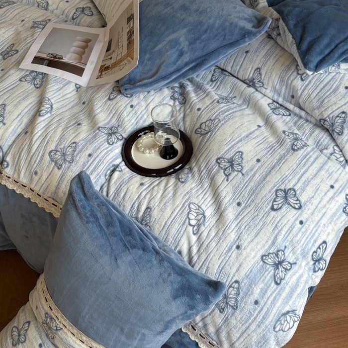 91家纺网 家纺一手货源 找家纺 昊川家纺 2025新款牛奶绒雕花绒轻奢花边蝴蝶结拼接款四件套 福蝶-蓝