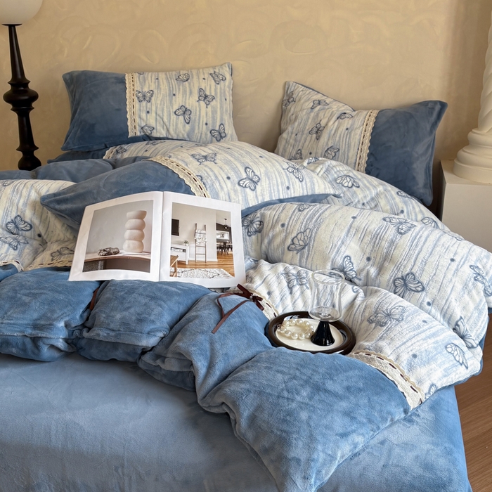 91家纺网 家纺一手货源 找家纺 昊川家纺 2025新款牛奶绒雕花绒轻奢花边蝴蝶结拼接款四件套 福蝶-蓝