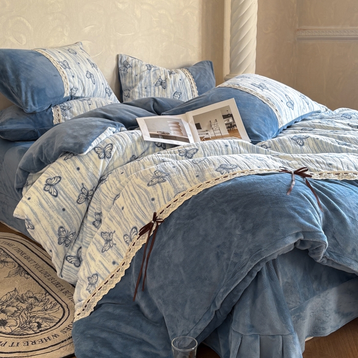 91家纺网 家纺一手货源 找家纺 昊川家纺 2025新款牛奶绒雕花绒轻奢花边蝴蝶结拼接款四件套 福蝶-蓝