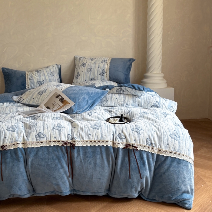 91家纺网 家纺一手货源 找家纺 昊川家纺 2025新款牛奶绒雕花绒轻奢花边蝴蝶结拼接款四件套 福蝶-蓝