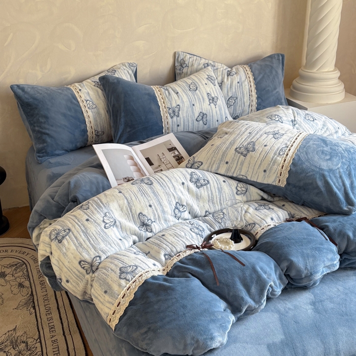 91家纺网 家纺一手货源 找家纺 昊川家纺 2025新款牛奶绒雕花绒轻奢花边蝴蝶结拼接款四件套 福蝶-蓝