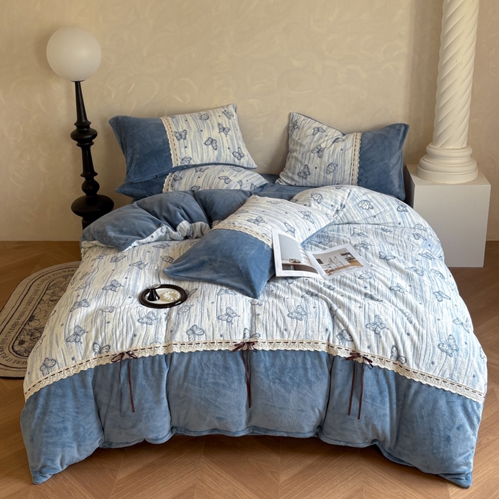 91家纺网 家纺一手货源 找家纺 昊川家纺 2025新款牛奶绒雕花绒轻奢花边蝴蝶结拼接款四件套 福蝶-蓝